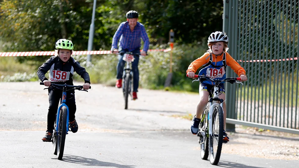 Ett helt gäng med familjer deltog i Lilla Tjusttrampet på 15 kilometer och kom studsande över små träbroar och hoppandes genom skogsstigarna och det höga ängsgräset.