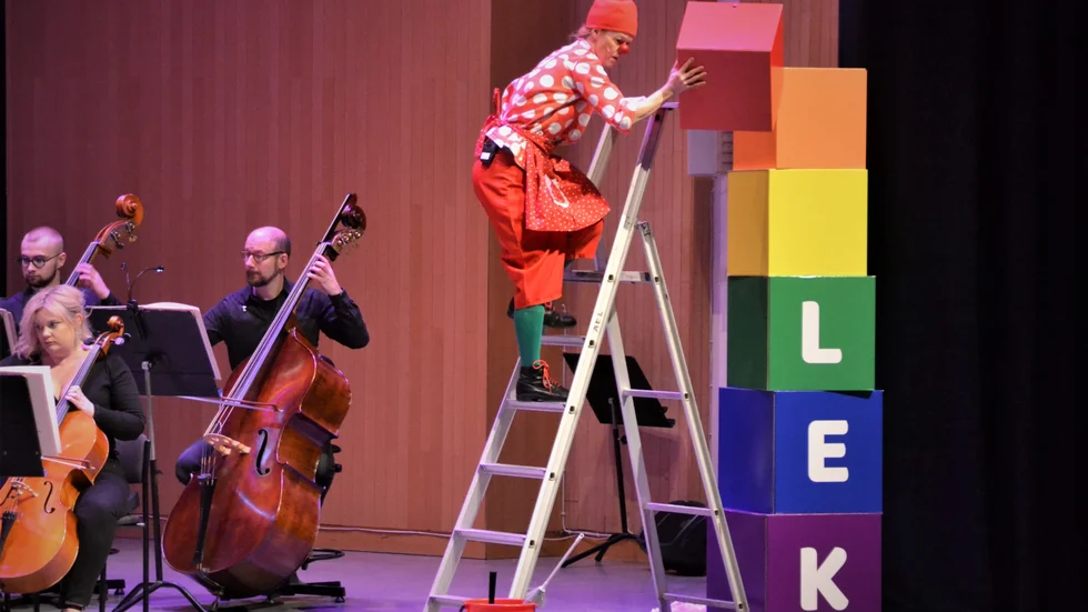 Tant Prick (Lotta Lagerström) i ett av showens bästa nummer, då hon skriver ordet kärlek med lådor från en målarstege samtidigt som orkestern spelar Mozarts 40:e symfoni.
