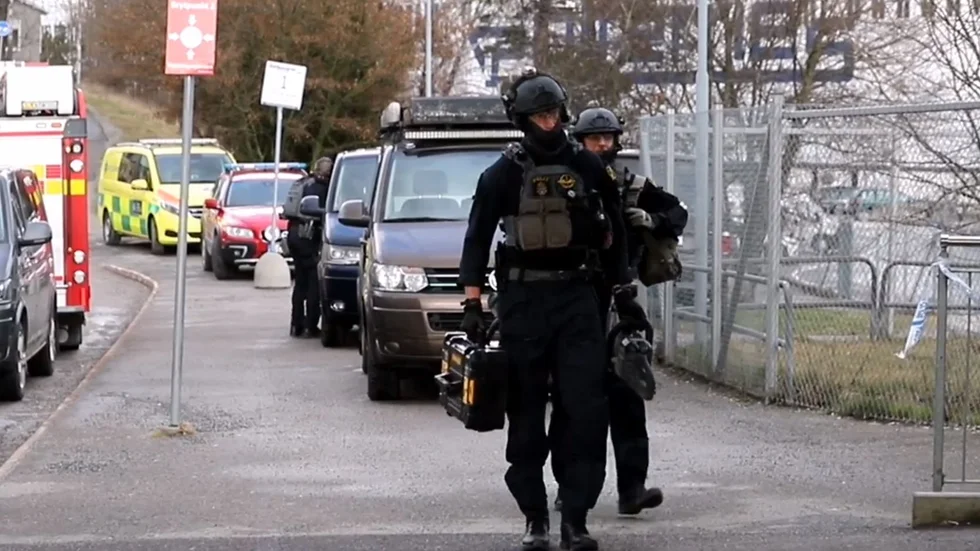 Poliser från piketen på väg in i terminalen i Nynäshamn.