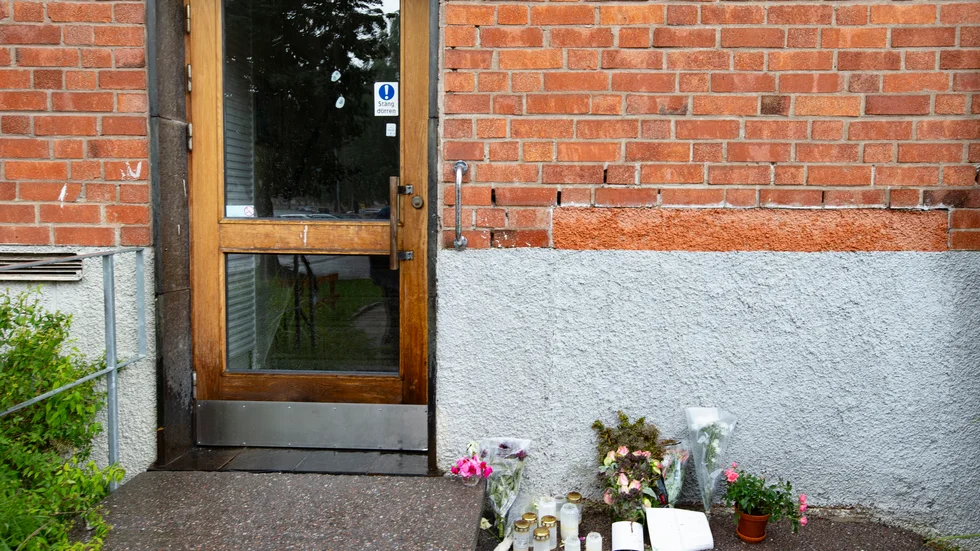 En 35-årig man knivhöggs utomhus i Eriksberg, natten till 3 augusti föra året. Han tog sig till en portuppgång på Täljstensvägen men avled av sina skador. 