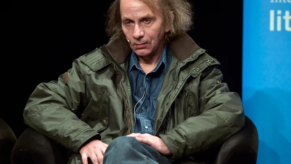 Den franske författaren Michel Houellebecq är ett återkommande samtalsämne på kultursidor och ideologiska forum, på grund av sin råa stil, flagranta sexism och sitt många gånger rasistiska språk.