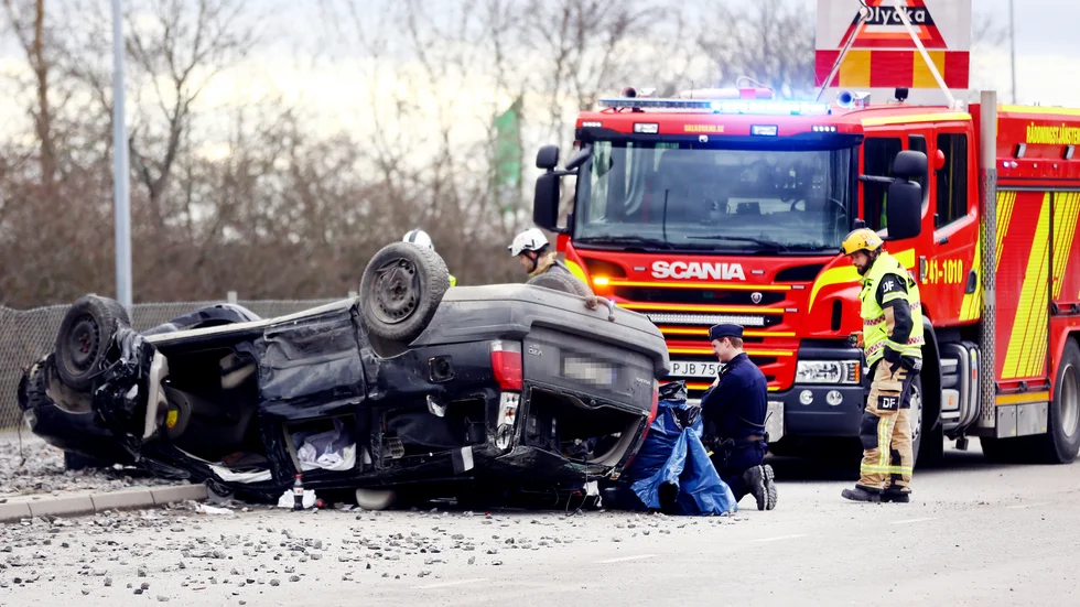 En dramatisk polisjakt slutade med att en bil voltade och hamnade på taket. Under vansinnesfärden ska gärningsmannen även ha kört in i en annan bil, som kördes av en man i 70-årsåldern.