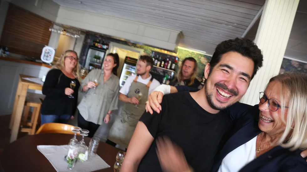 Tillsammans med kollegerna och Elisabeth Feurst firade Ali Rezaei sitt uppehållstillstånd med lite bubbel på Toftagården. 