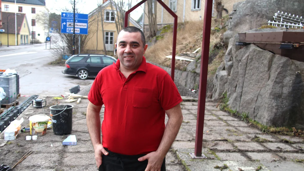 Restaurangägaren Goread Behnam satsar på Röda huset i Kisa och bygger om uteserveringen. Samtidigt sjunker försäljningen till följd av coronaviruset.