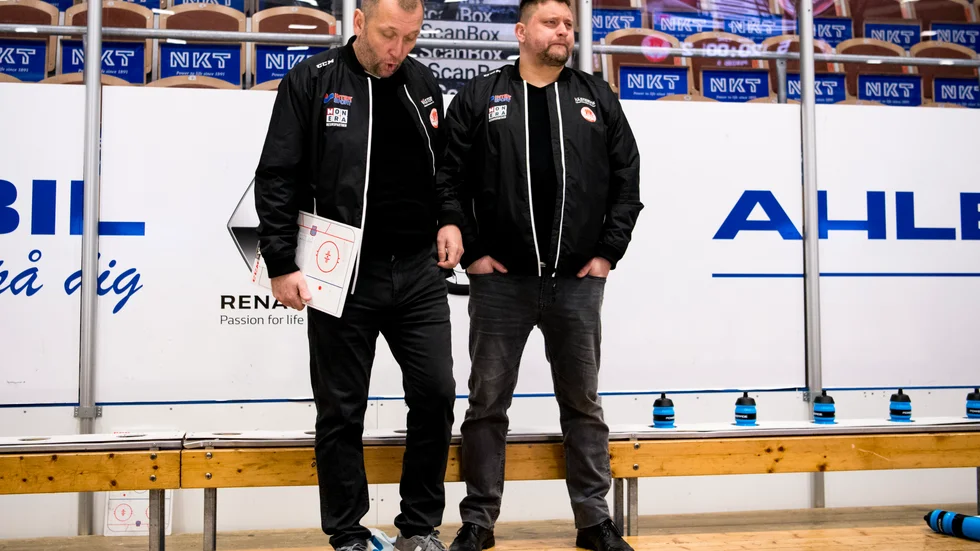 VIK-tränarna Mikael Johansson och Mattias Karlin har en del att fundera på efter förlusten mot Tingsryd.