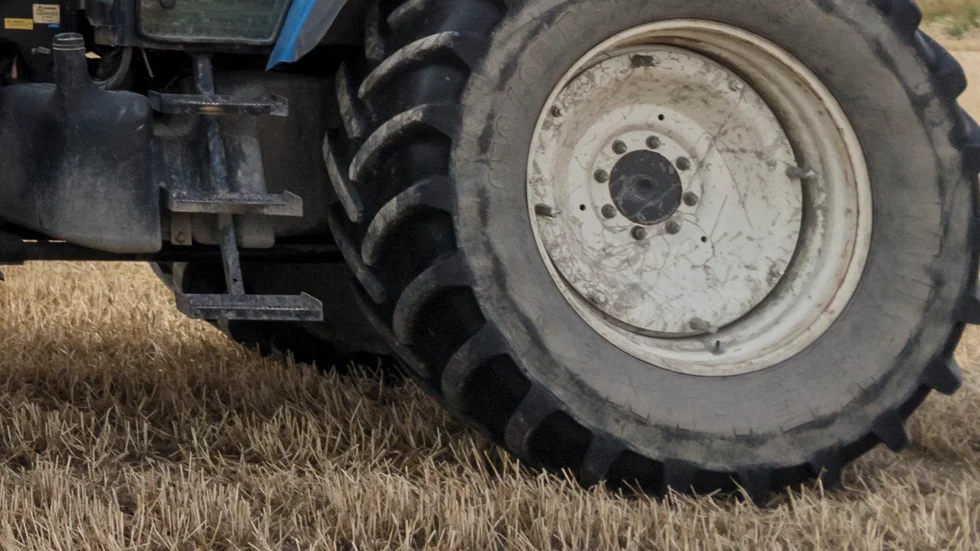 Diesel har stulits ut flera traktorer i Österunda.