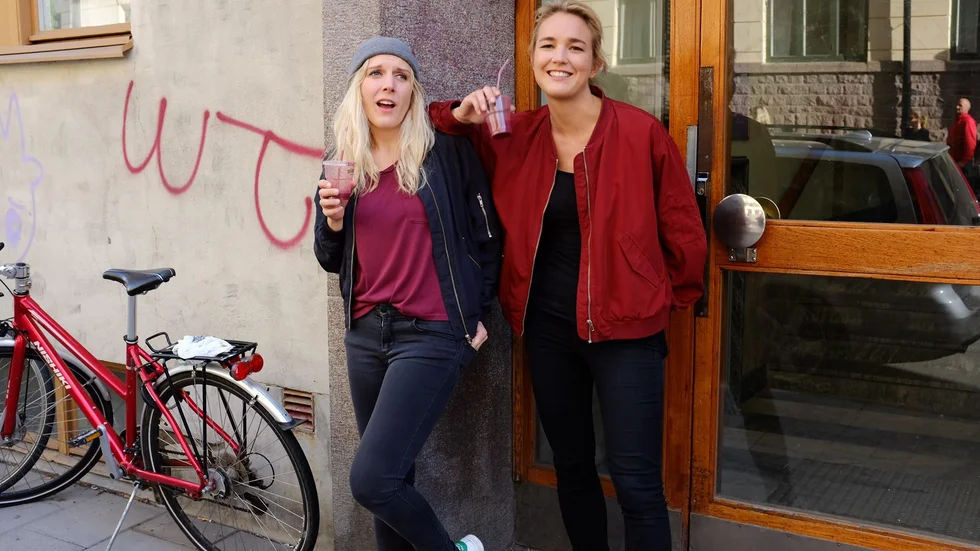 Josefin Sonk (till vänster) och Elin Almén uppträder på Gotland Comedys säsongsavslutning.