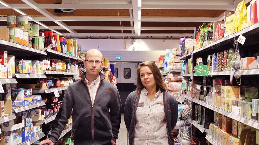 "Vi vill ge vår butik ett modernare uttryck och bli mer miljövänliga." säger Leif Johansson, här tillsammans med Johanna Andersson, de båda driver butiken tillsammans. 