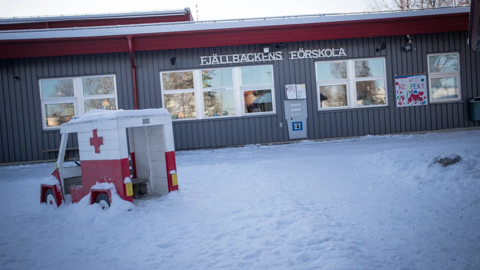 Skolgården på Fjällbackens förskola har länge utsatts för förstörelse och nedskräpning, och snart kan det vara aktuellt med kameraövervakning.
