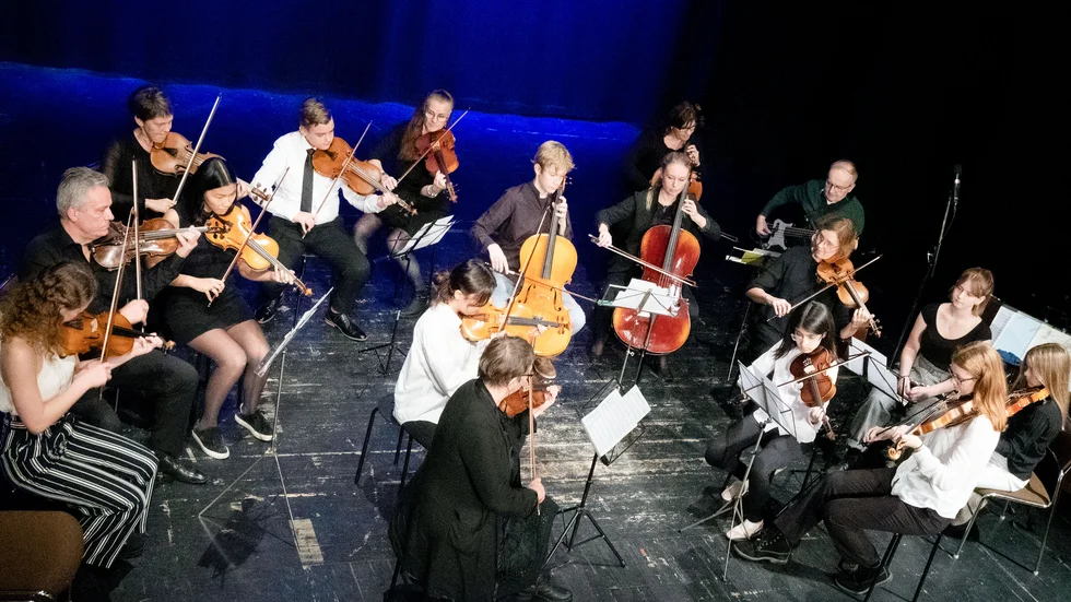 På konserten i söndags eftermiddag fick Vivaldiensemblen från Kulturskolan spela med de fyra gästande proffsmusikerna från Klarakvartetten i två stycken efter paus.