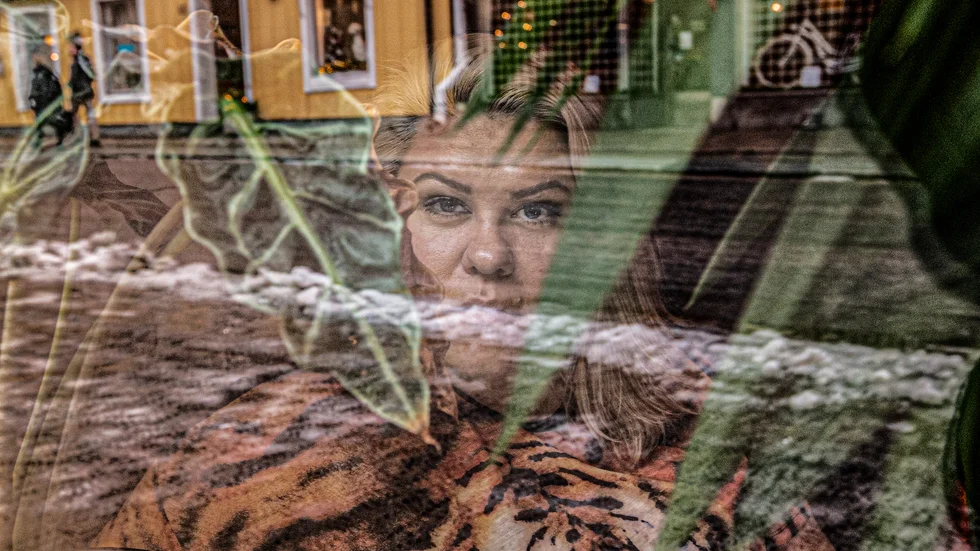 Kajjan Andersson kämpar för att barn ska slippa kroppshat och ätstörningar. Hon tycker att det första föräldrar kan göra är att sluta recensera kroppar. På bilden sitter hon på ett kafé på Svartbäcksgatan.     