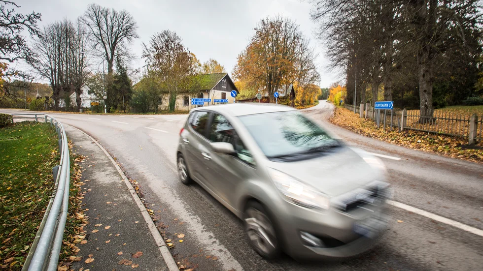 Vägens lutning och bredd, med flera direkta tomtutfarter, försämrar trafiksäkerheten vid Bönders backe. Det måste åtgärdas innan SMA får börja bryta.