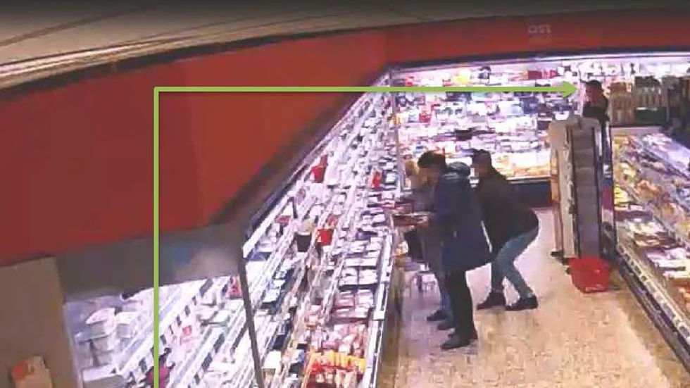 Kvinnan uppehåller det utvalda brottsoffret medan mannen tar kundens plånbok. Brottet skedde en vecka innan ligan for till Eskilstuna.