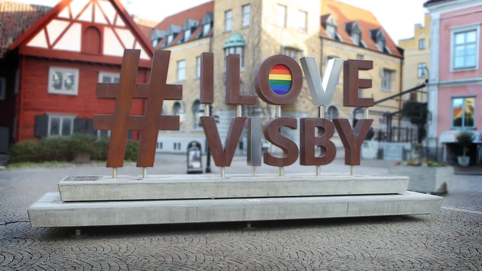 Vid tolvslaget på nyårsnatten löpte bygglovet ut för skylten på Donners plats. Nytt lov söktes redan i september, men är ännu inte beviljat.