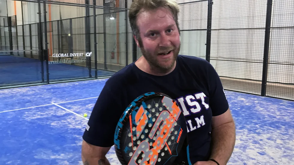 Kristofer Vestergaard har som många andra hittat till padelsporten som haft en sanslös boom i hela Östergötland i år. Innebandytränaren är också på väg tillbaka till ettan, nu med Bergs IK.