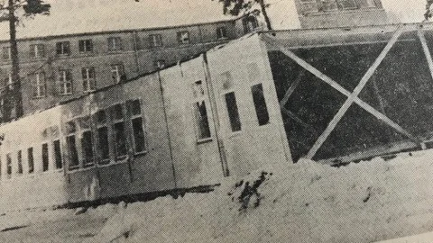 Kuriren för 50 år sedan: Klockan 10 i dag såg det ut så här vid Södra skolan. En lastbil backade upp mot de färdigställda plintarna, och hela delen rullades av. Före kvällen är alla delarna på plats.