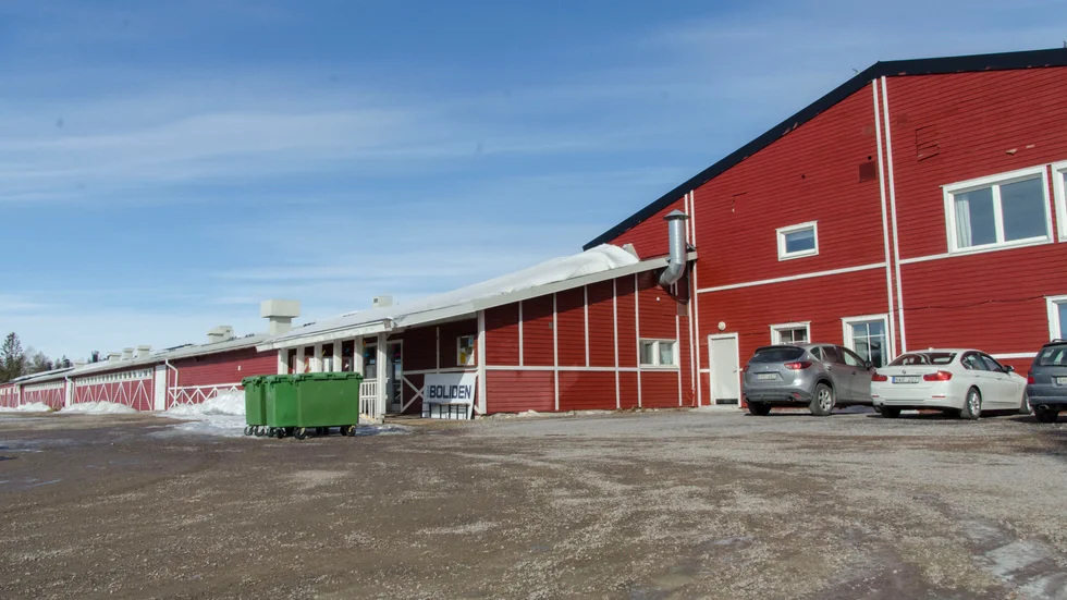 Det nya ridhuset kommer byggas på parkeringen. Rivningen av det gamla sker inte förrän ridhuset står klart.