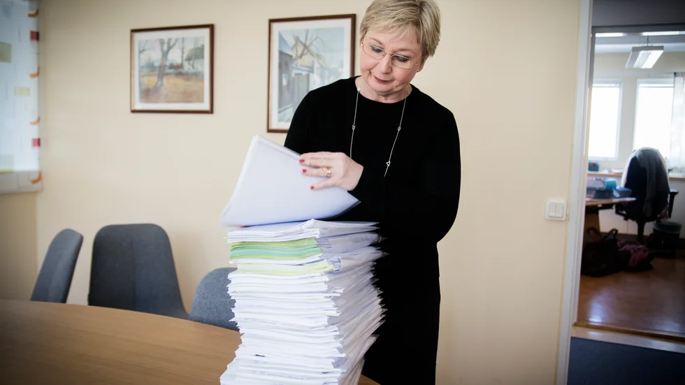 Susanne Wihlborg med delar av förundersökningen kring  barnsexfallet 2018. 