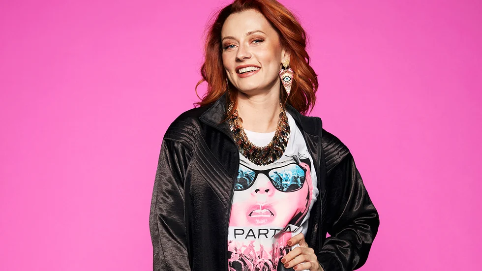 Luleåbekantingen Julia Löfgren kliver in i "Big brother" under måndagskvällen och hoppas kunna hålla sig borta från bråk och fylla. "Jag låter vettig och försöker vara vettig men det funkar inte alltid i praktiken (skratt)".