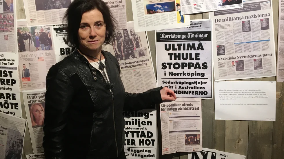Nu är utställningen komplett. Maria Modig, tf museichef och utställningens ansvarige utgivare, med den omtvistade bilden i utställningen Medlöperi och motstånd på Stadsmuseet. 