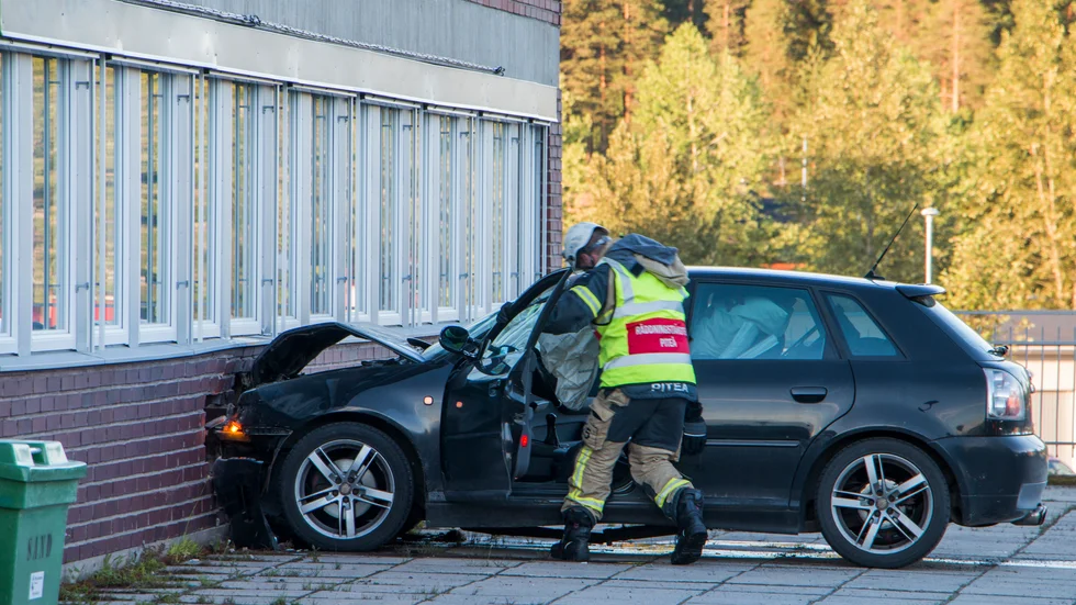 Mannen körde in i Piteå kommunhus.