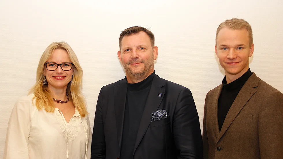 Den blå-gröna koalitionen och (S), här kommunalråden Ulrika Ornbrant (C), Ingvar Smedlund (M) och Jesper Englundh (S), vill behålla den stora utbildningsnämnden.