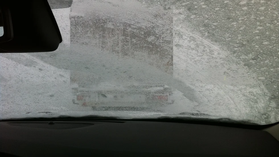 Snöyra och oväder stänger E 10 mellan Riksgränsen och Björkliden.