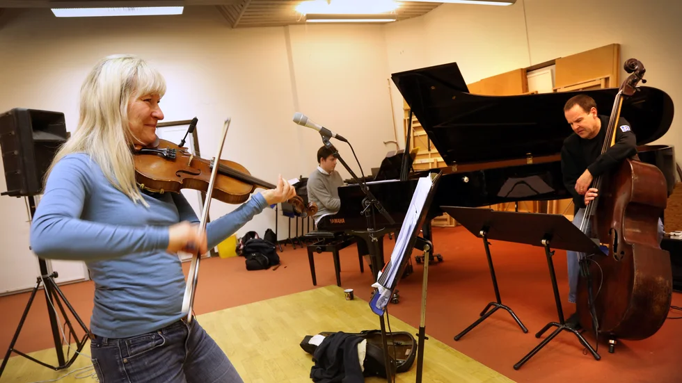 Musikaliskt möte när Lena Willemark och Gotlandsmusikens jazztrio träffades i replokalen.
