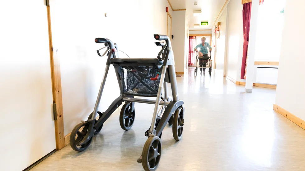 Här får man en uppfattning om vilket snödjup årets tävling bjöd på. Simon Lindahl är på väg nedåt, och har här lagt ikull skotern för att strax göra en skarp sväng.