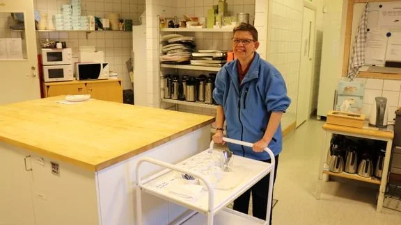 För Hannele Ekholm betyder den dagliga verksamheten på kommunhuset mycket. Hon är en av 45 personer med funktionshinder som ingår i någon av Sigtuna kommuns servicegrupper, dagliga verksamheter som är inriktade på service och produktion.