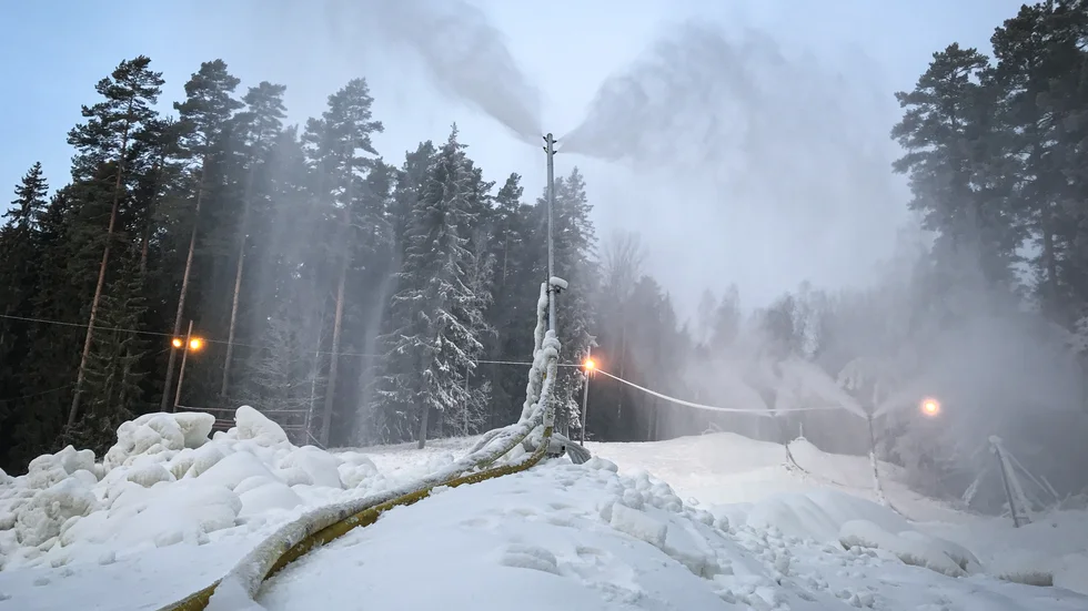 Till slut kom kylan och snökanonerna kunde sättas igång i Malmabacken. Nu kan skidsäsongen vara räddad för de allra minsta.