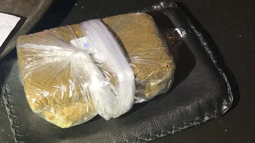 På en av adresserna hittade polisen drygt 100 gram cannabis. Partit på bilden kommer från ett annat tillslag.