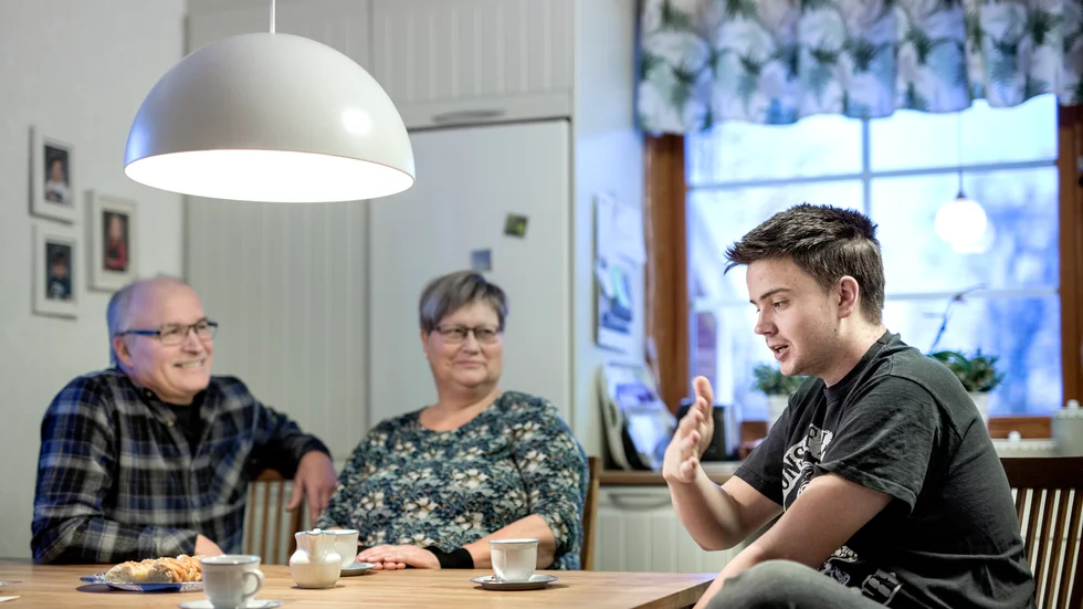 Casper Johansson berättar om sitt liv som varit allt annat än lätt. "Jag fick ett jättestort stöd här och en fristad från hvb-hemmet när det blev för stökigt", säger han och syftar på Bo och Anita Engbergs öppna famnar.