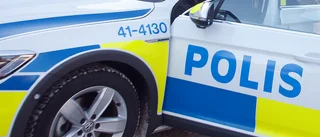 Hotad man flydde in i köket på restaurang