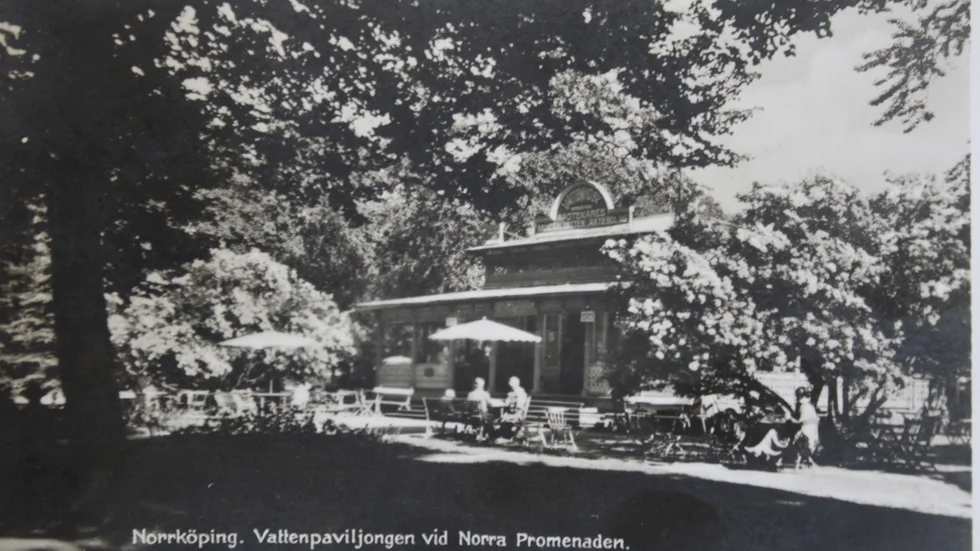 Vattenkiosken, som också kallades för Vattenpaviljongen, låg där nuvarande Folkets hus och Hugos ligger vid Norra Promenaden.