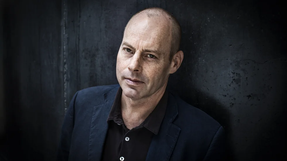 Magnus Dahlström (född 1963) har sedan debuten med "Papperskorg" (1986) publicerat ett tiotal romaner. Han är en av sin generations mest omtalade författare. Senast gav han ut romanen "Hemman" (2018).
