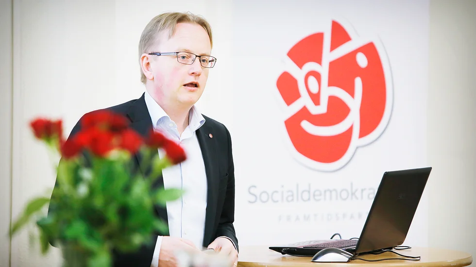 Fredrik Olovssons ledarskap för Socialdemokraterna i Sörmland ifrågasätts av Hans Bergström i Eskilstuna.