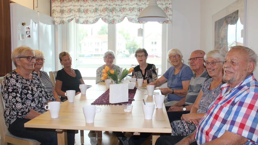 De boende i trygghetsboendet på Kvarntorget i Rimforsa känner sig lurade. Fr v Gunvor Carlsson, Anna-Britt Samuelsson, Maggie Lindström, Viviann Svensson, Gerd Ringensjö, Dagmar Skoglund, Kalle Skoglund, Anita Johansson, Lennart Johansson.