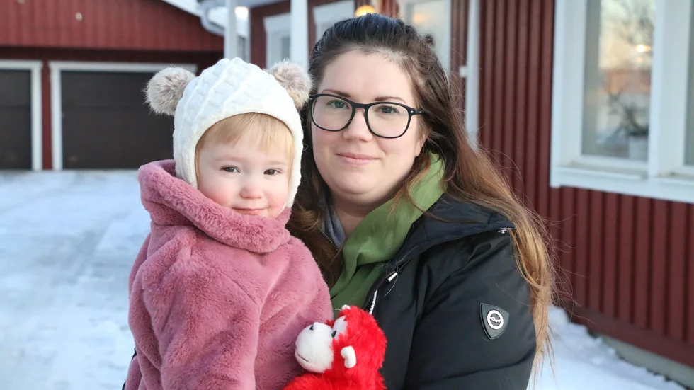 Hanna Wallinder, här med dottern Alva, kommer inte få fiber under 2020. Området nådde inte upp till anslutningsgraden på 80 procent.