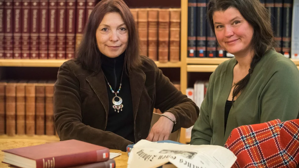 Victoria Harnesk och Åsa Lindstrand är författarna till jubileumsskriften över tidningen "Samefolket" som fyllde 100 år ifjol.