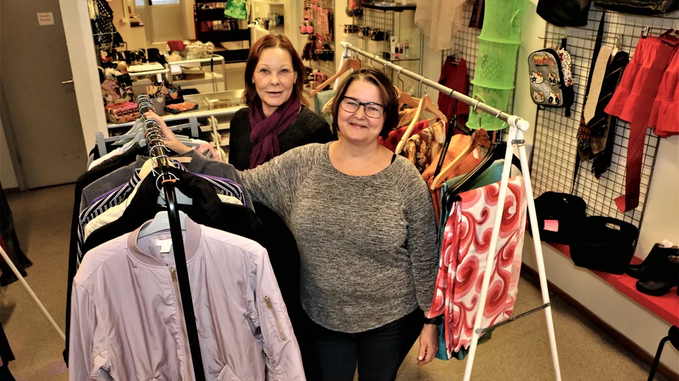 Maria och Ulrica Iseby kör loppis i intimbutiken. Affärsidén är att folk får lämna in sina kläder och saker till försäljning.