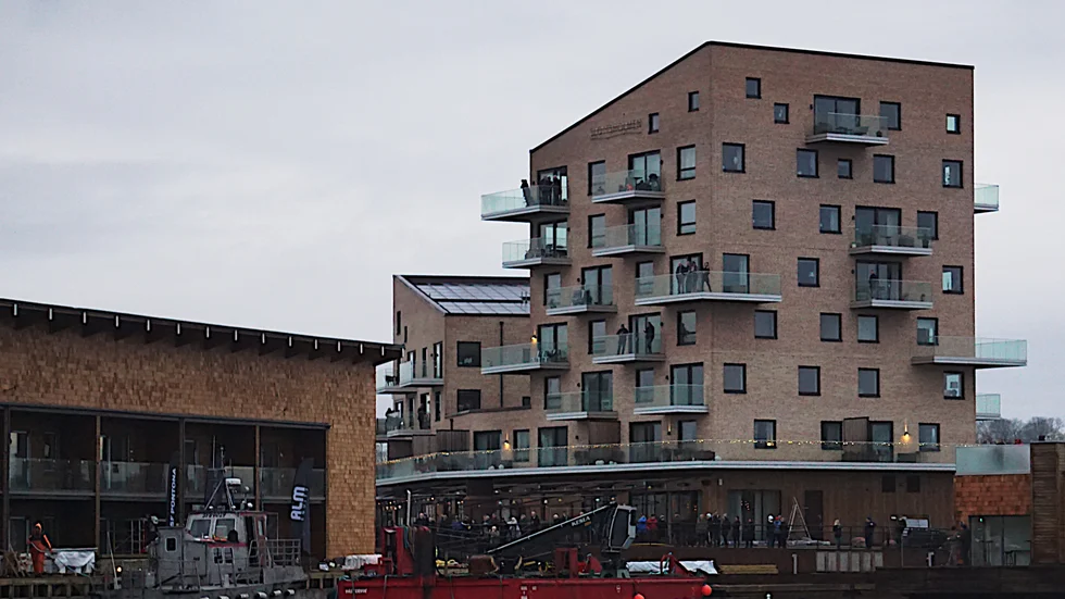 Det var omfattande avspärrningar kring huset på stengatan där skottlossningen ägde rum på juldagen.
