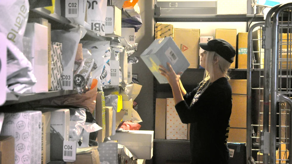 Elin Hellberg sorterar in ett av de 300 paket som kommit till Ica Oppeby på torsdagseftermiddagen.