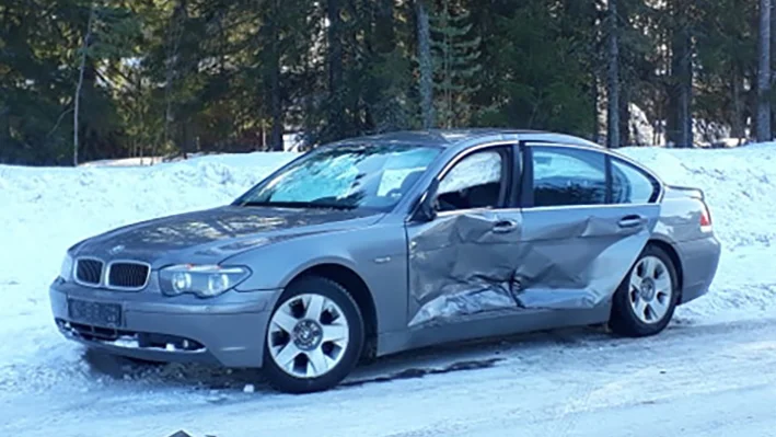 Bilen som tjuvarna stal var kraftigt demolerad efter att den blivit stoppad. 
