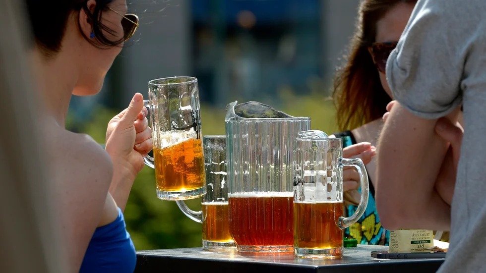 Ställen som i huvudsak fokuserar på alkoholservering drar upp restaurangbranschens försäljning.