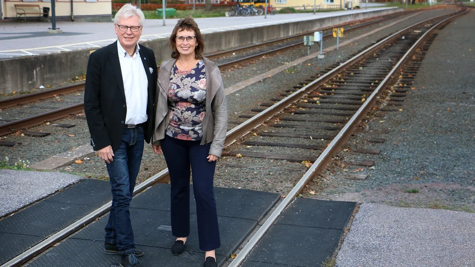Både Anders Andersson i Region Kalmar och Gudrun Brunegård i riksdagen gläds åt partiledningens nya ståndpunkt, nej till höghastighetsbanan.