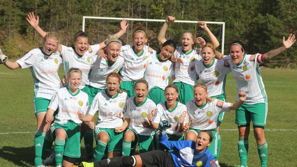 Hultsfreds damer firar efter att de säkrat avancemanget till division 3. 