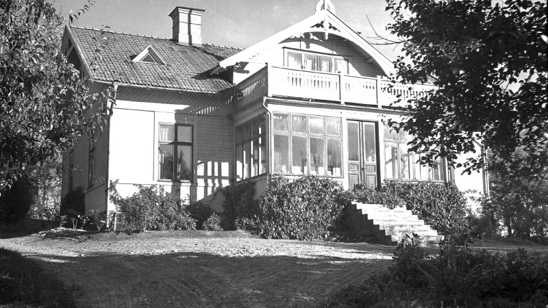 Nu finns bara grunden kvar av den pampiga mangårdsbyggnaden. Bilden är från 1950-talet.