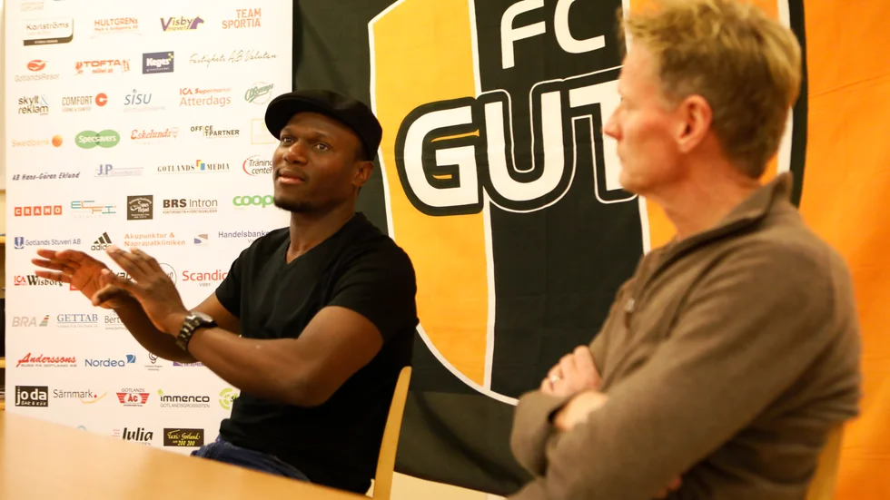 För bara några dagar sedan stod det klart att Mikael Waktel lämnar FC Gute. På tisdagen presenterades ersättaren Robert Mambo Mumba. Här bredvid Leif Eiransson.