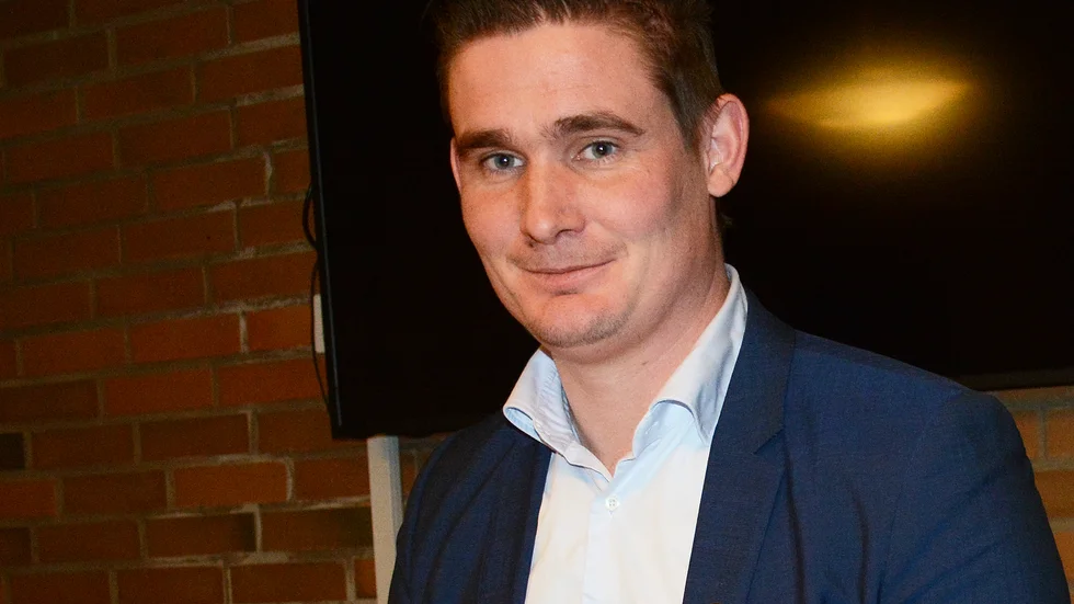 Niklas Gustafsson (M) är förste vice ordförande i kommunstyrelsen och en av de knappt 20 politiker som ska utbildas i "Indirekt ledarskap".